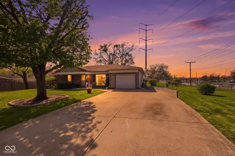1290 Tree Top Ln, Greenwood, IN 46142