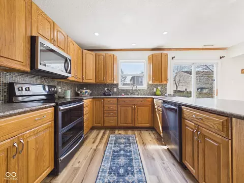 Kitchen - 9511 W Quarter Moon Dr, Pendleton, IN 46064 photo 3 of 4