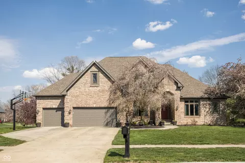 9904 Oak Ridge Dr, Zionsville, IN 46077