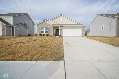 6608 W Shoreline Ct, Greenfield, IN 46140