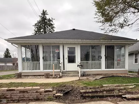 725 E 27th St, Anderson, IN 46016
