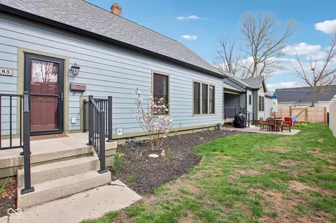 85 E Poplar St, Zionsville, IN 46077