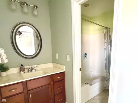 Bath - 736 Willow Pointe Dr N, Plainfield, IN 46168 photo 5 of 7