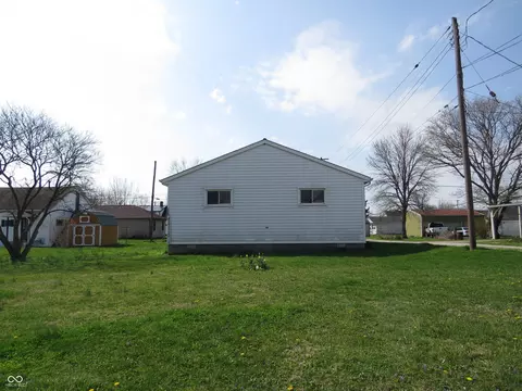 Exterior - 825 Jackson St, Hope, IN 47246 photo 7 of 9