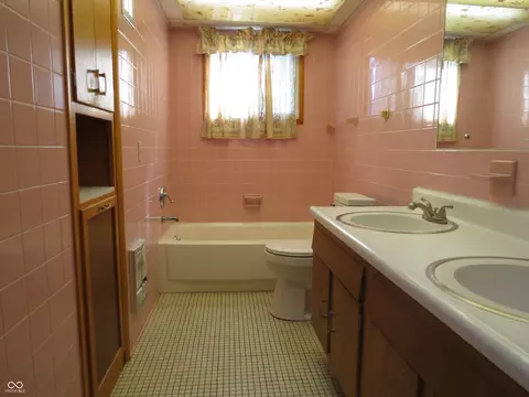 Bath - 825 Jackson St, Hope, IN 47246 photo 2 of 5