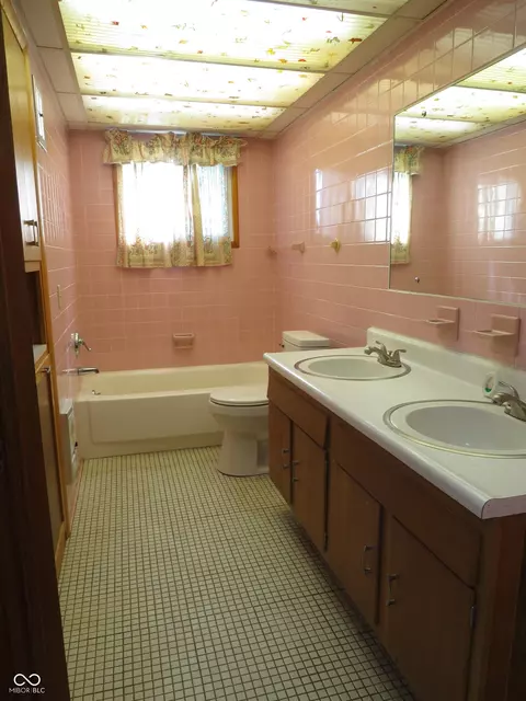 Bath - 825 Jackson St, Hope, IN 47246 photo 1 of 5