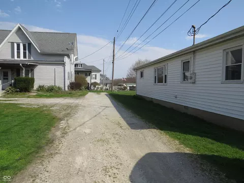 Exterior - 825 Jackson St, Hope, IN 47246 photo 4 of 9