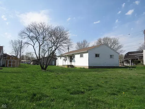 Exterior - 825 Jackson St, Hope, IN 47246 photo 6 of 9