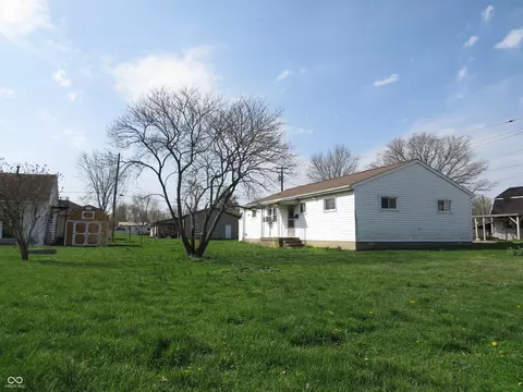 Exterior - 825 Jackson St, Hope, IN 47246 photo 5 of 9