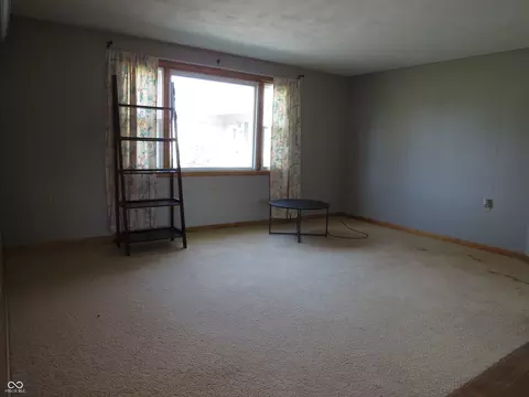 Living - 825 Jackson St, Hope, IN 47246 photo 4 of 6