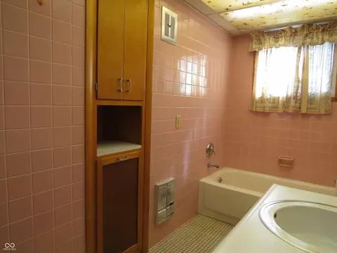 Bath - 825 Jackson St, Hope, IN 47246 photo 4 of 5