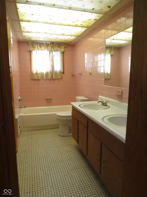 Bath - 825 Jackson St, Hope, IN 47246 photo 5 of 5