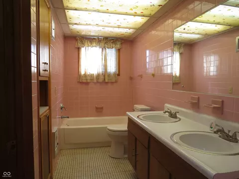 Bath - 825 Jackson St, Hope, IN 47246 photo 3 of 5