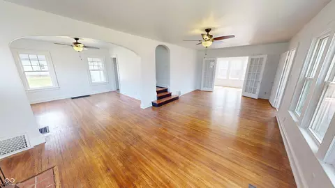 Living - 749 S River Rd, Covington, IN 47932 photo 5 of 10