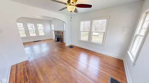 Living - 749 S River Rd, Covington, IN 47932 photo 1 of 10