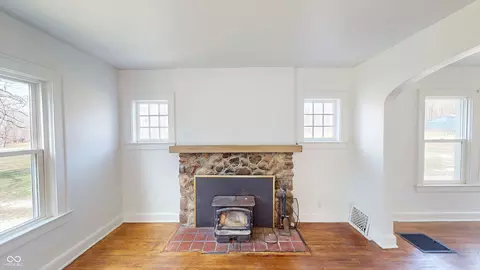 Living - 749 S River Rd, Covington, IN 47932 photo 4 of 10