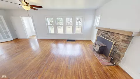 Living - 749 S River Rd, Covington, IN 47932 photo 3 of 10