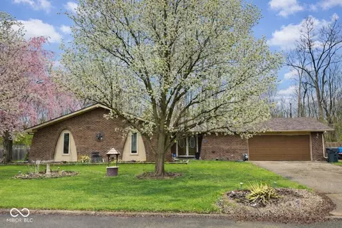 2120 Kitchen Dr, Anderson, IN 46017