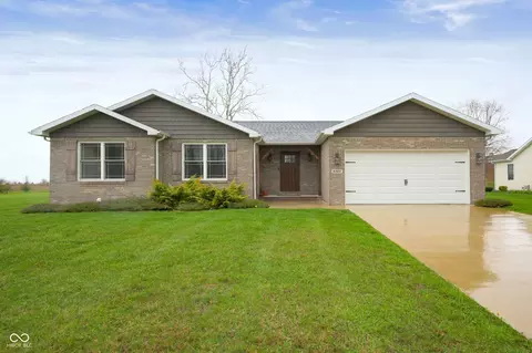 8302 W Ashford Ln, Muncie, IN 47304