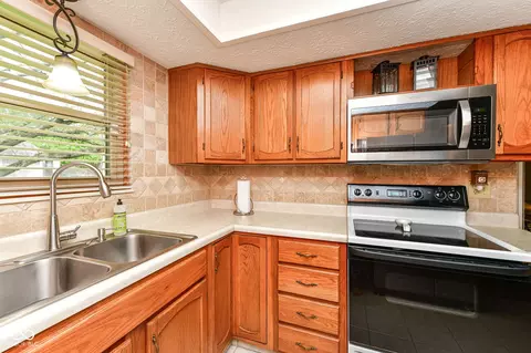 7812 Hampton Pl, Fishers, IN 46038 photo 11