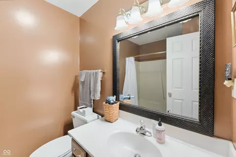 Bath - 8749 Carriage Ln, Pendleton, IN 46064 photo 4 of 5