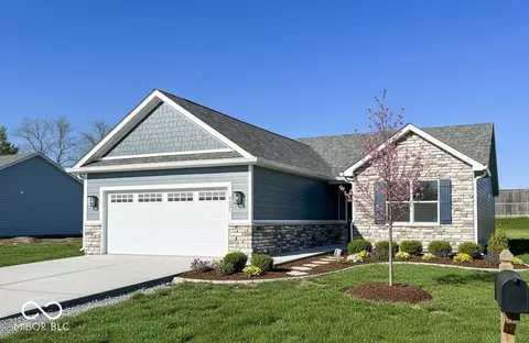 6621 12 Oaks Dr, Anderson, IN 46013