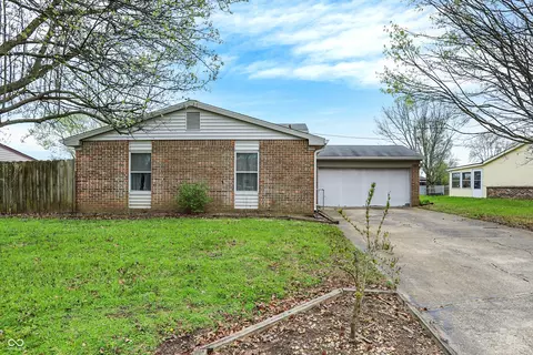 1515 Canterbury Dr, Shelbyville, IN 46176