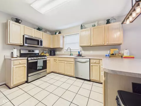Kitchen - 1102 Evergreen Ct, Anderson, IN 46012 photo 2 of 3