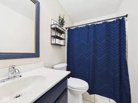Bath - 1102 Evergreen Ct, Anderson, IN 46012 photo 2 of 4