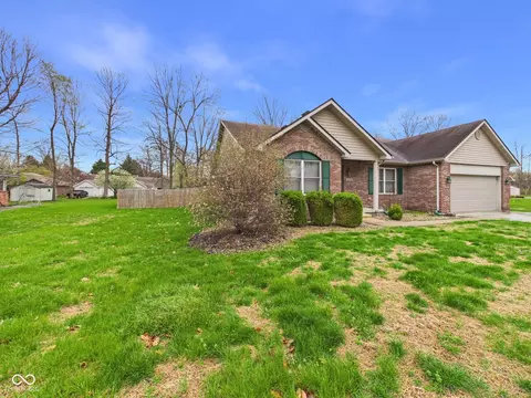 Exterior - 1102 Evergreen Ct, Anderson, IN 46012 photo 2 of 7