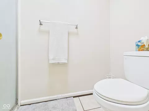 Bath - 1102 Evergreen Ct, Anderson, IN 46012 photo 3 of 4