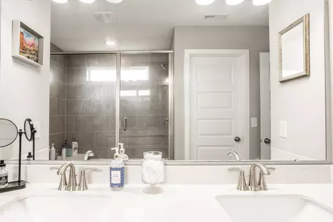 Bath - 8822 Lester Pl, Pendleton, IN 46064 photo 2 of 3