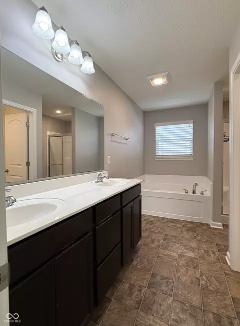 Bath - 1675 Devonshire Ave, Avon, IN 46123 photo 2 of 5