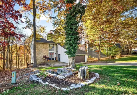 9428 S Harbour Pointe Dr, Bloomington, IN 47401