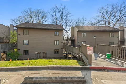 9590 S Lake Ridge Dr, Bloomington, IN 47401