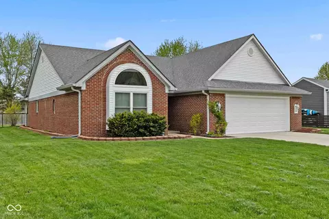 4012 S Loganberry Ct, New Palestine, IN 46163