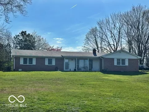 661 Spring Hills Dr, Zionsville, IN 46077
