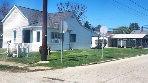 820 S B St, Elwood, IN 46036