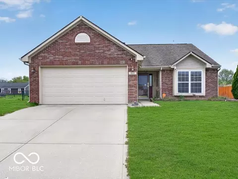 8625 Baypointe Dr, Avon, IN 46123