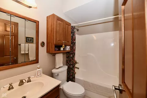 Bath - 764 Willow Ridge Ct, Plainfield, IN 46168 photo 6 of 6