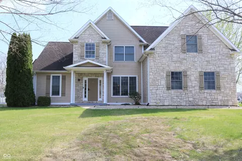 8605 Shamrock Ln, Yorktown, IN 47396