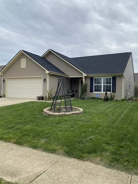3187 Limber Pine Dr, Whiteland, IN 46184