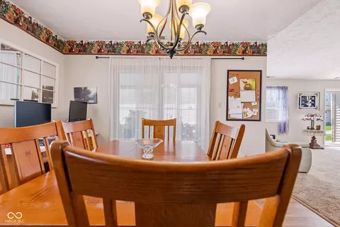 Dining - 2930 Abounding Dr, Columbus, IN 47201 photo 3 of 4