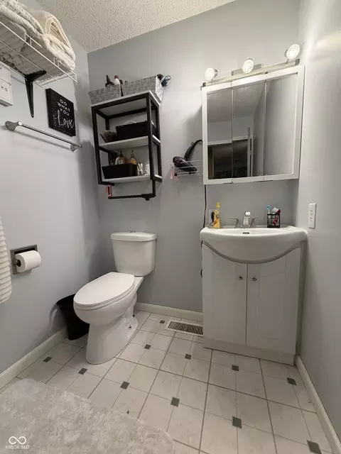 Bath - 686 E Wood Ave, Clinton, IN 47842 photo 1 of 12