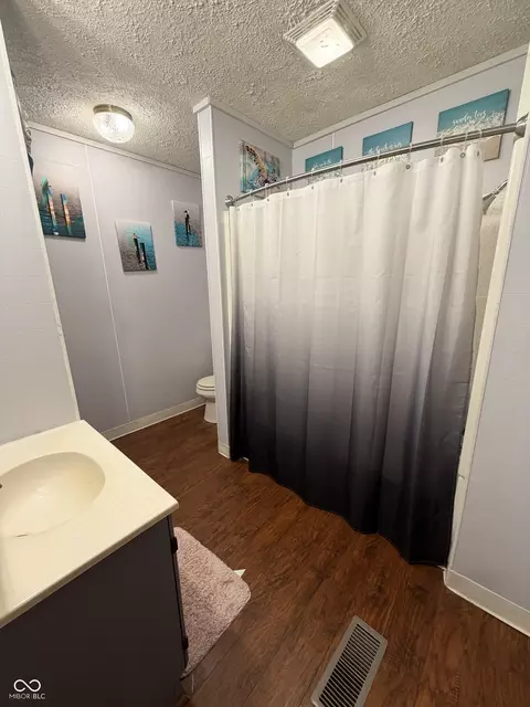 Bath - 686 E Wood Ave, Clinton, IN 47842 photo 3 of 12
