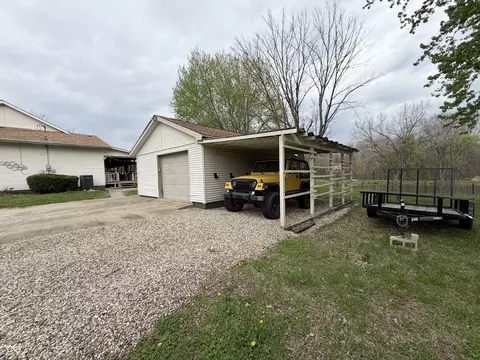 Exterior - 686 E Wood Ave, Clinton, IN 47842 photo 6 of 17
