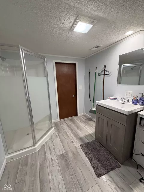 Bath - 686 E Wood Ave, Clinton, IN 47842 photo 12 of 12