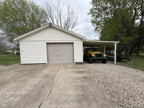 Exterior - 686 E Wood Ave, Clinton, IN 47842 photo 5 of 17