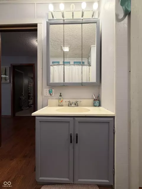 Bath - 686 E Wood Ave, Clinton, IN 47842 photo 5 of 12