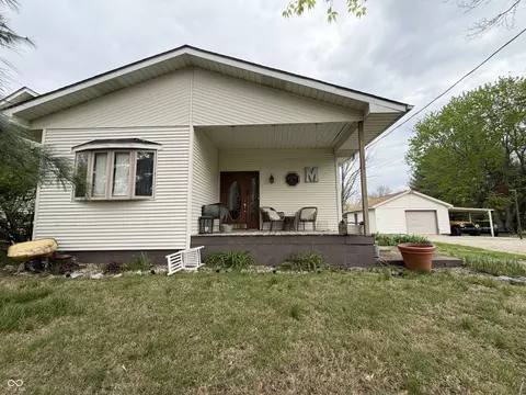 Exterior - 686 E Wood Ave, Clinton, IN 47842 photo 4 of 17